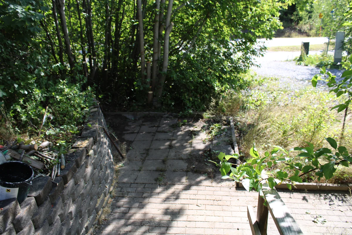 Förberedelse av arbetsplats för cykelskydd - tom yta innan byggstart