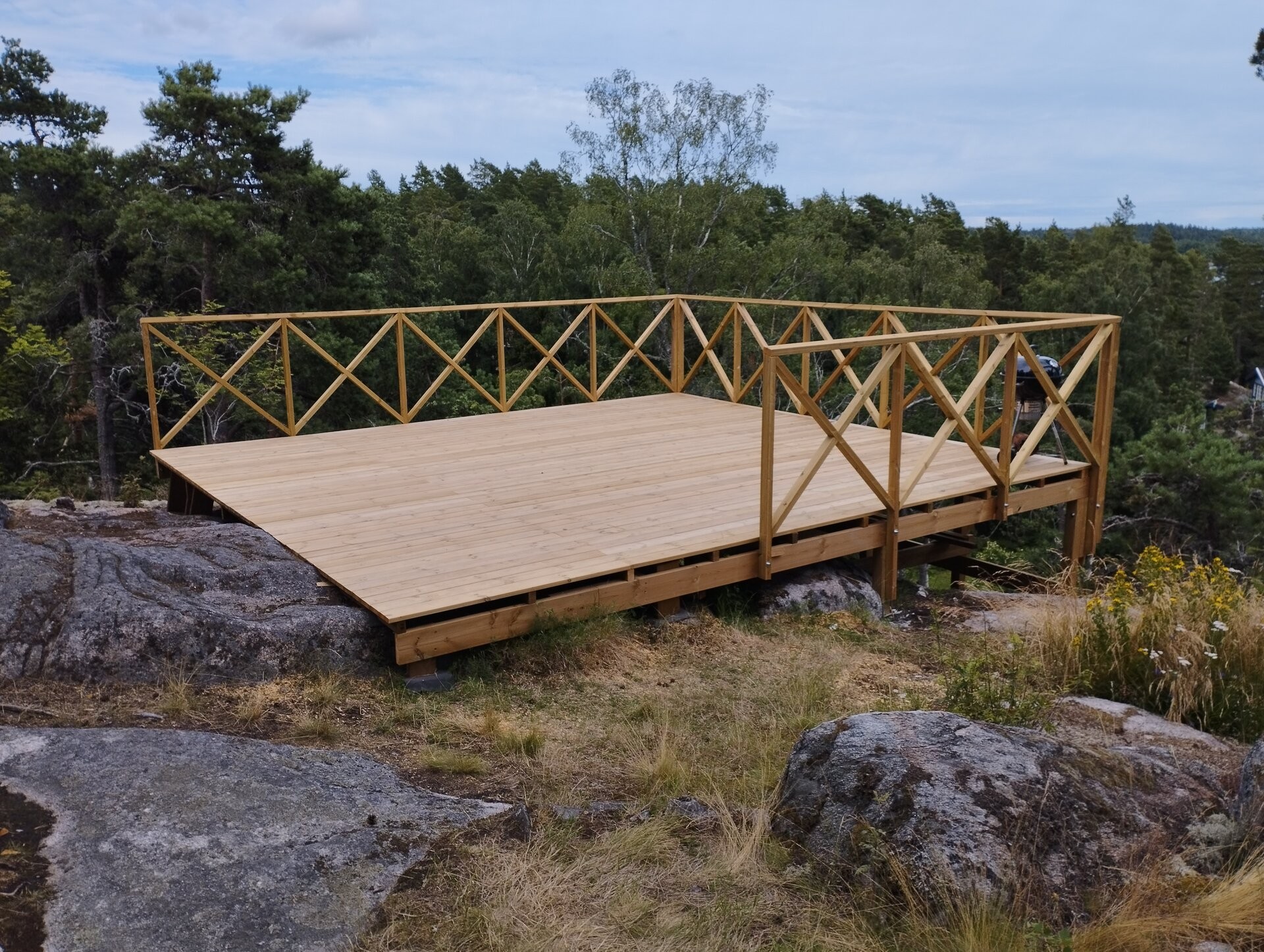 Modern svensk altan med utsikt över trädgården - exempel på vårt arbete