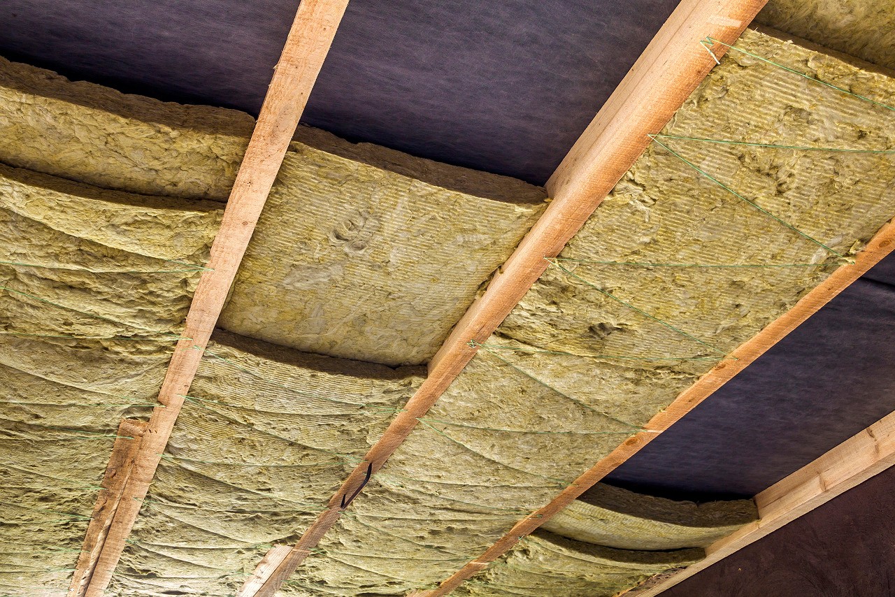 Effektiv takisolering med mineralull installerad mellan takbjälkar