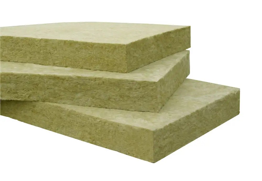 Installation av mineralull i tak - visar materialets flexibilitet